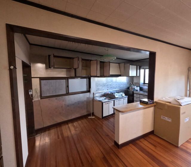 6LDK House for Sale in Nakatsu, Oita with 2 Car Parking - Thumbnail 2