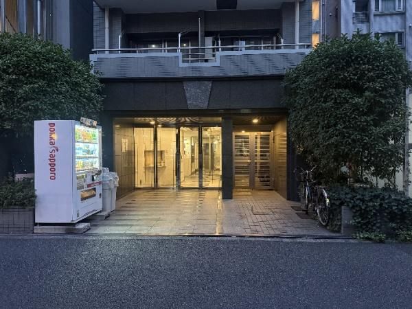 Urban Crystal Kudanshita Studio Apartment for Sale in Chiyoda, Tokyo - Thumbnail 3