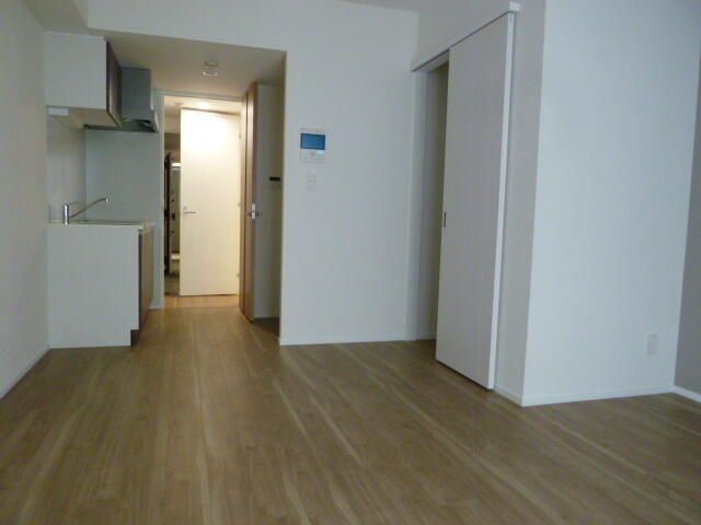 Modern 1K Apartment for Rent in New Yokohama, Yokohama - Thumbnail 3