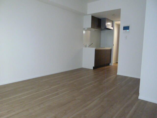 Modern 1K Apartment for Rent in New Yokohama, Yokohama - Thumbnail 4