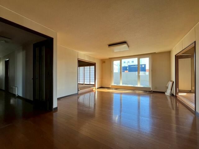 6LDK House for Sale in Quiet Ishikari, Hokkaido with 3 Parking Spaces - Thumbnail 2