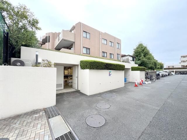 2LDK Apartment for Sale in Kamimeguro, Meguro, Tokyo - Thumbnail 2