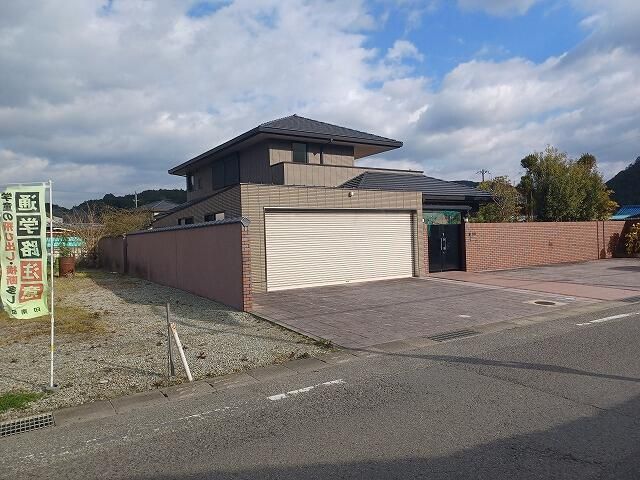 Spacious 4-Bed House in Wakayama with 1236㎡ Land - Thumbnail 3