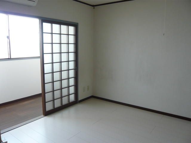 3DK Apartment for Rent in Komatsu, Ishikawa - Thumbnail 2