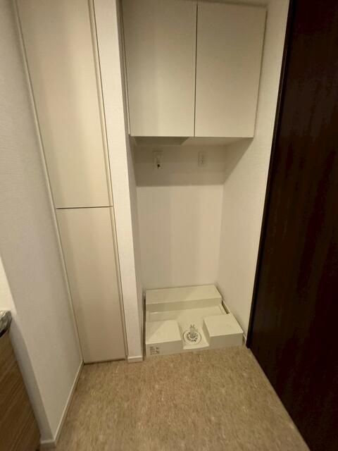 2LDK Apartment in Shinjuku, Tokyo - 36th Floor, 2017 Build - Thumbnail 3