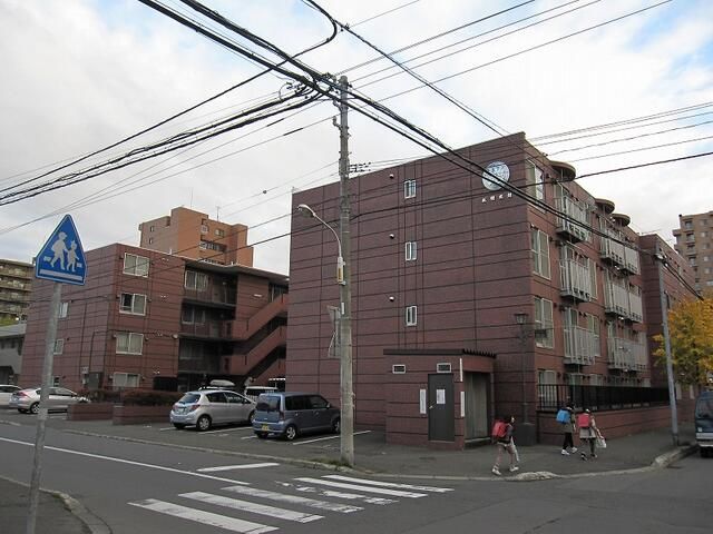 3LDK Apartment for Sale in Central Sapporo, Hokkaido - Thumbnail 2