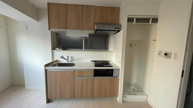 1LDK Apartment for Sale Near Meguro Station, Shinagawa, Tokyo - Thumbnail 3