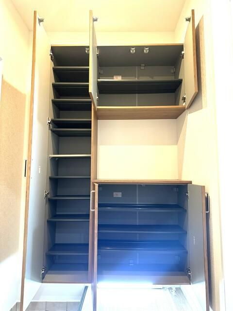 2LDK House for Sale in Urayasu, Chiba with Spacious Living Area - Image 22