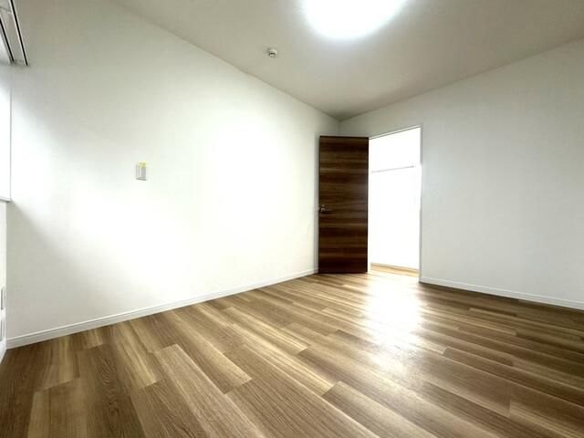 2LDK House for Sale in Urayasu, Chiba with Spacious Living Area - Thumbnail 4