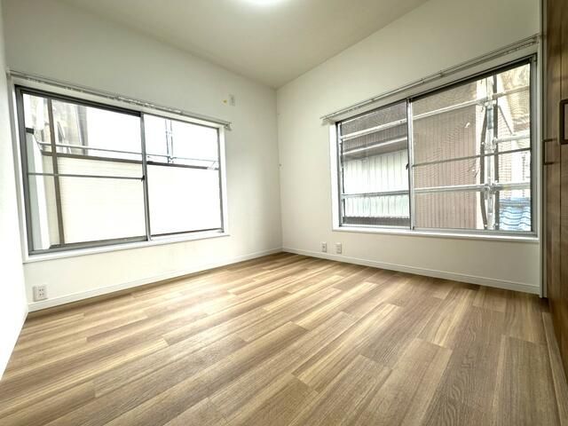 2LDK House for Sale in Urayasu, Chiba with Spacious Living Area - Thumbnail 3