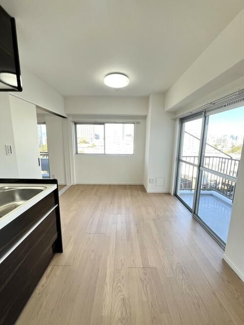 1LDK Corner Apartment for Sale in Meguro, Tokyo - Thumbnail 3