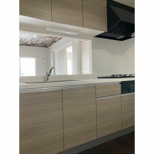 New 3LDK Apartment for Rent in Sapporo, Near Shindō-Higashi Station - Thumbnail 3