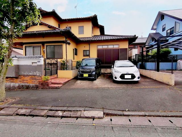 6LDK House for Sale in Onojo, Fukuoka with Large Garden & Parking - Image 11