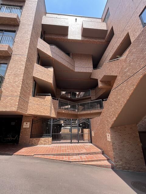 Studio Apartment for Sale in Akasaka, Minato-ku, Tokyo - Thumbnail 3