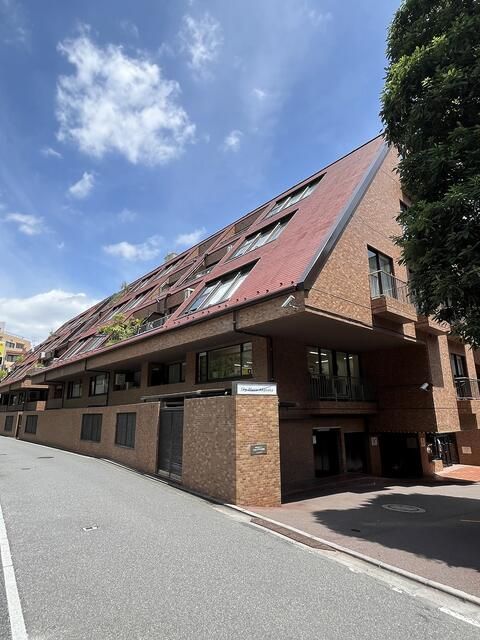 Studio Apartment for Sale in Akasaka, Minato-ku, Tokyo - Thumbnail 2