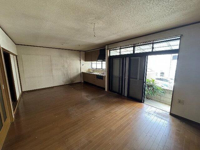 5LDK House for Sale in Habikino, Osaka with Garden and Parking - Thumbnail 3