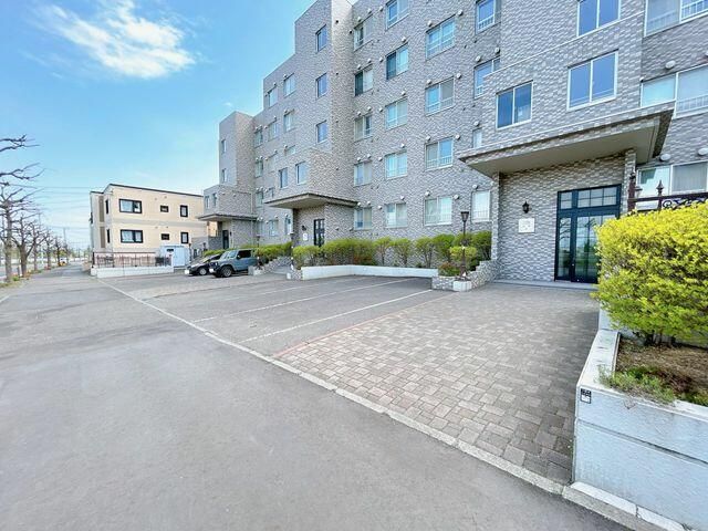 Renovated 4LDK Apartment Near Hoshioki Station in Sapporo - Thumbnail 2