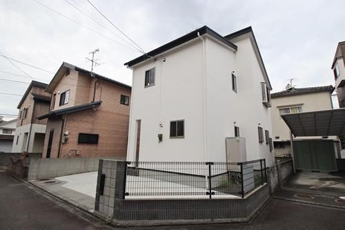 Renovated 3LDK House with Solar Power & 3 Parking in Matsuyama - Thumbnail 2