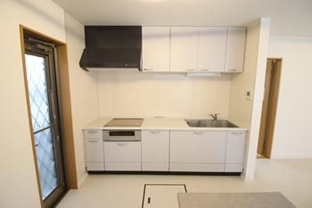 Renovated 3LDK House with Solar Power & 3 Parking in Matsuyama - Thumbnail 3