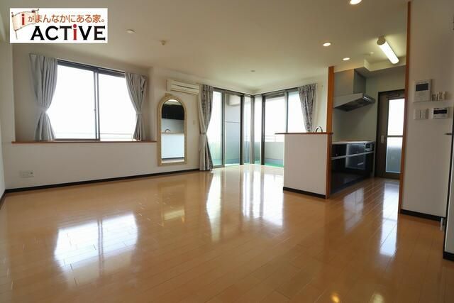 Station Hills Izumi 1LDK Apartment with 3-Side Balcony in Kagoshima - Thumbnail 3
