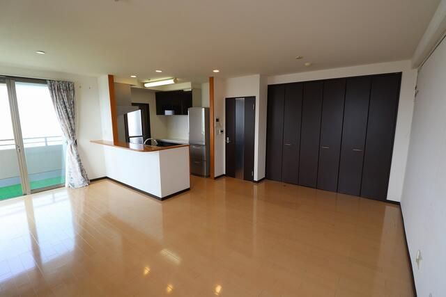Station Hills Izumi 1LDK Apartment with 3-Side Balcony in Kagoshima - Thumbnail 2