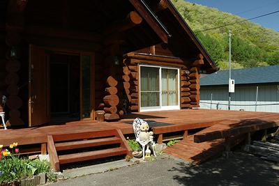A log house made of Canadian Douglas fir along the national highway, located in the mountainous area of Aizu, the closest place to the Kanto region: Villas, Real Estate, Properties for Sale, Hometown Information Center: Nationwide Country Living Property Data — Front_door, Minamiaizu, Fukushima