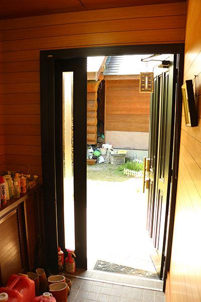 A log house made of Canadian Douglas fir along the national highway, located in the mountainous area of Aizu, the closest place to the Kanto region: Villas, Real Estate, Properties for Sale, Hometown Information Center: Nationwide Country Living Property Data — Front_door, Minamiaizu, Fukushima