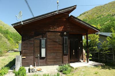 A log house made of Canadian Douglas fir along the national highway, located in the mountainous area of Aizu, the closest place to the Kanto region: Villas, Real Estate, Properties for Sale, Hometown Information Center: Nationwide Country Living Property Data — House, Minamiaizu, Fukushima