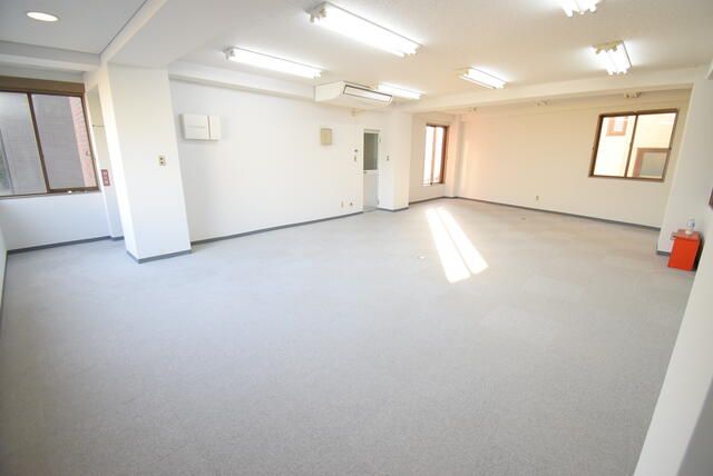 Office for Rent in Nakano, Tokyo - 58 sqm near Nogata Station - Thumbnail 4
