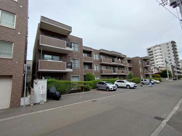 4LDK Maisonette Apartment for Sale in Sapporo's Miyanosori - Thumbnail 2