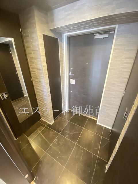 2LDK Apartment in Geo Nishi-Shinjuku Twin Residence, Shinjuku - Thumbnail 2