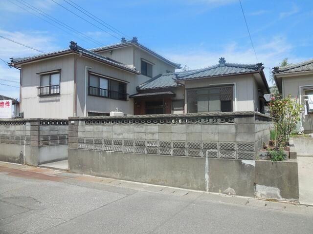 8DK House for Sale in Niigata's Kita Ward with 2-Car Garage - Thumbnail 2