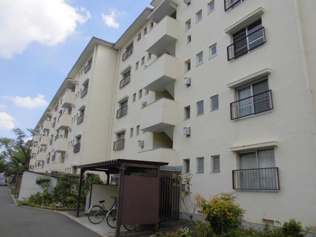 2LDK Apartment for Sale in Takiyama Danchi, Higashikurume, Tokyo - Thumbnail 2