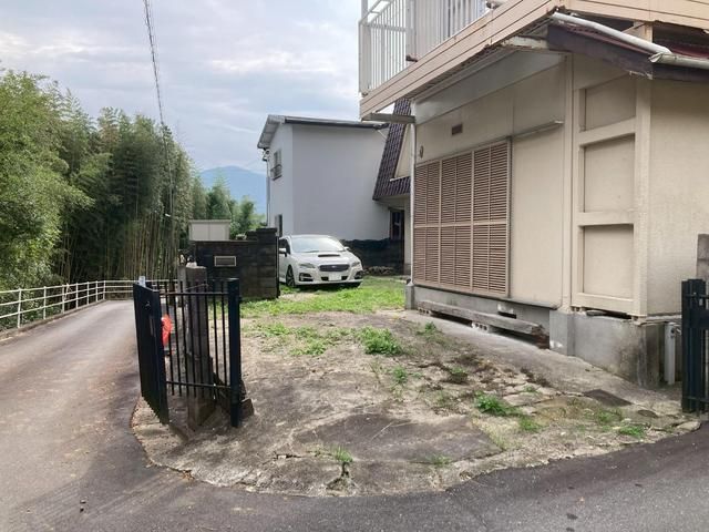 1975 6DK House for Sale in Higashihiroshima with 3 Parking Spaces - Thumbnail 2