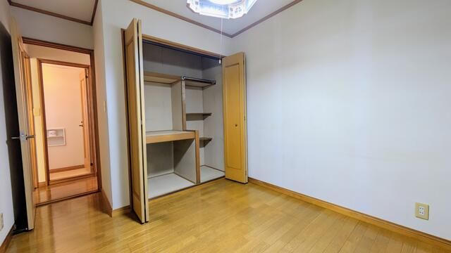4LDK House for Sale in Satte, Saitama with Large Garden & Free Parking - Thumbnail 3