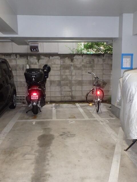 Roofed Motorcycle Parking Space for Rent in Koto City, Tokyo - Thumbnail 2