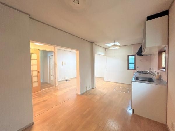 5LDK Detached House for Sale on Corner Lot in Habikino, Osaka - Thumbnail 3