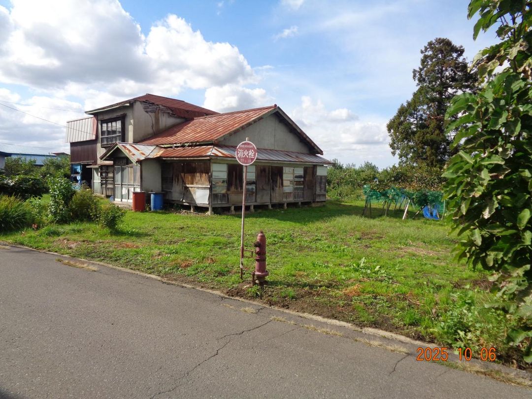 Land with Old House for Sale in Itayanagi, Aomori - Thumbnail 2