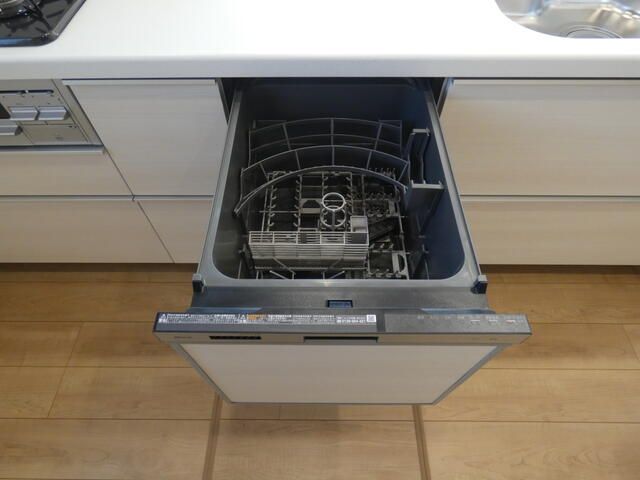 New 4LDK House in Takasaki with 3 Car Parking & Barrier-Free - Thumbnail 3