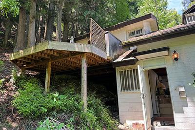 A mountain lodge and two other houses on a hilltop where the murmuring of the Yatsugawa River echoes: Villas, real estate, properties for sale, Hometown Information Center: Nationwide rural living property data — Image 1, Chichibu, Saitama
