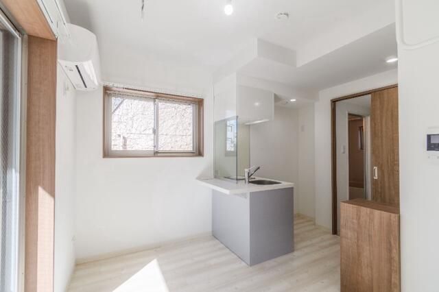 Modern 15.41m² Apartment for Rent in Shinjuku, Tokyo - Thumbnail 4
