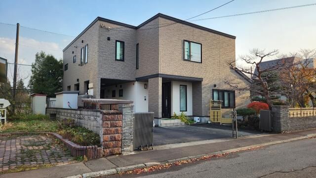 7SLDK Detached House in Kita Ward, Sapporo with 401.97 sqm Land - Thumbnail 3