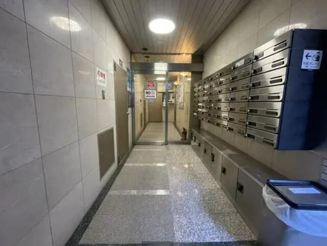 1K Apartment for Sale in Shinjuku, Tokyo - Near Shin-Okubo Station - Thumbnail 4