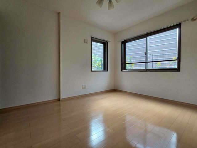 Modern 2SLDK Terrace House for Rent in Shinjuku, Tokyo - Thumbnail 3