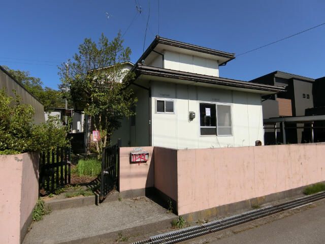 5DK House for Sale in Quiet Kaga, Ishikawa with Carport - Main Image