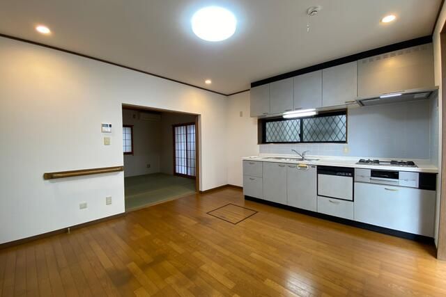 4DK Detached House for Rent in Katsushika, Tokyo - Thumbnail 2