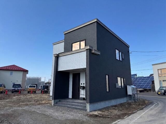5LDK Modern House on Corner Lot in Tomakomai, Hokkaido - Thumbnail 3