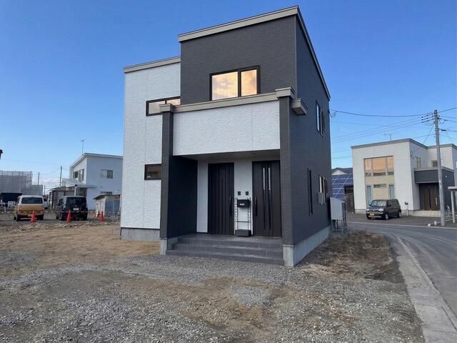 5LDK Modern House on Corner Lot in Tomakomai, Hokkaido - Thumbnail 2