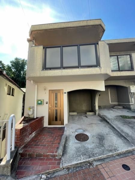 1980-Built 4DK Terrace House for Sale in Rokko, Kobe - Image 1