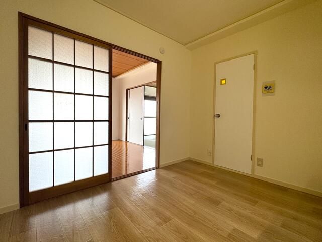 2DK Apartment for Rent in Quiet Yokohama Neighborhood - Thumbnail 2